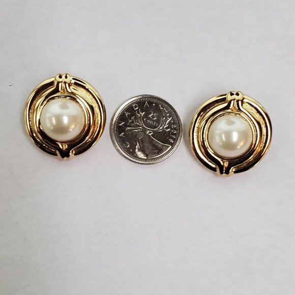 Signed Vintage Vendome Faux Pearl Gold Tone Button Clip On Earrings - Picture 10 of 10